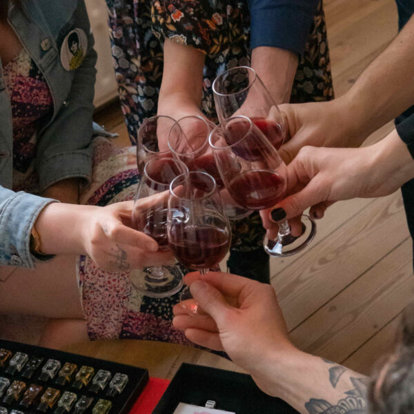 Les participants de la dégustation de vin trinquent avec leurs verres