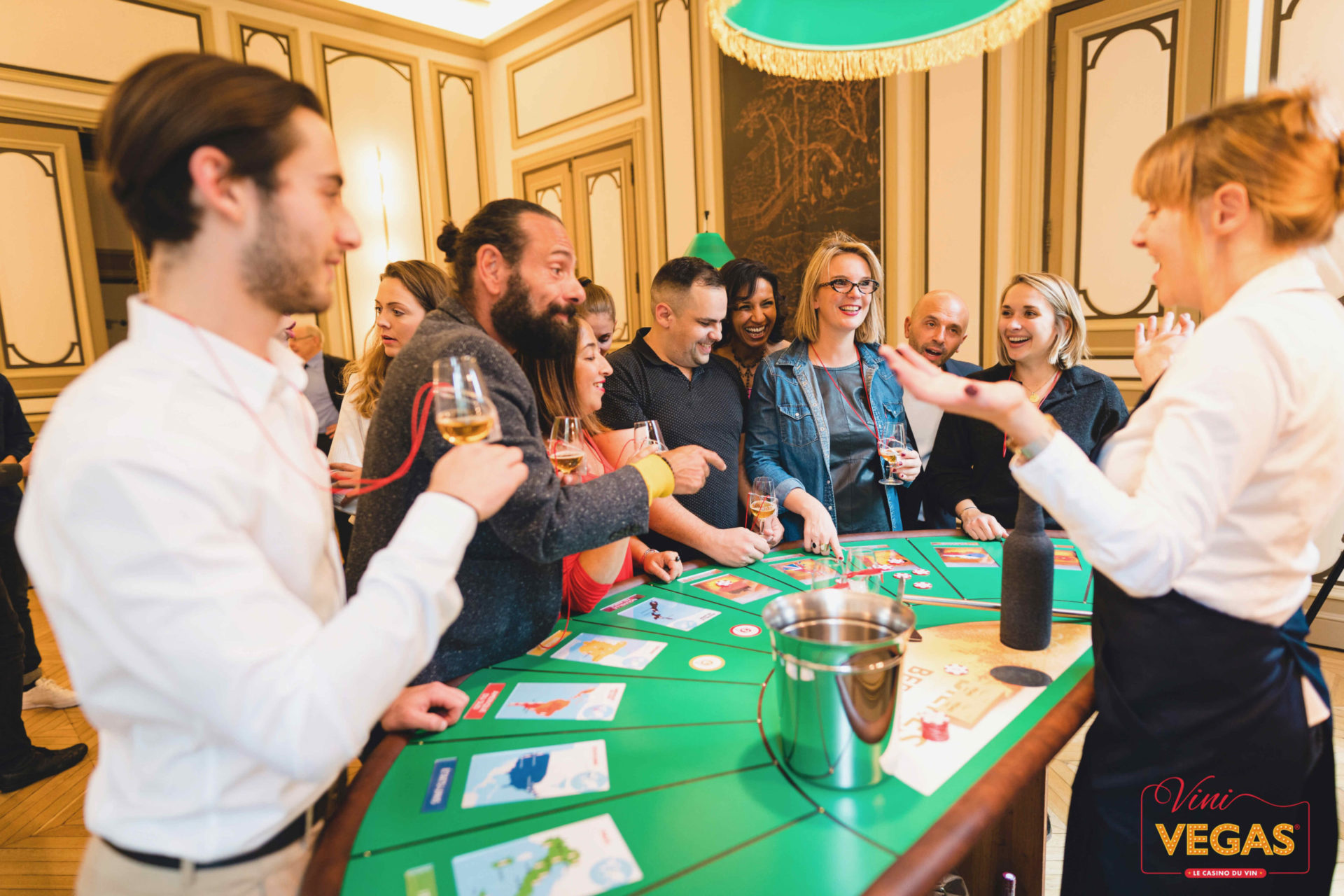 La table de jeu VINI VEGAS entourée par les participants de l'animation Casino des sens